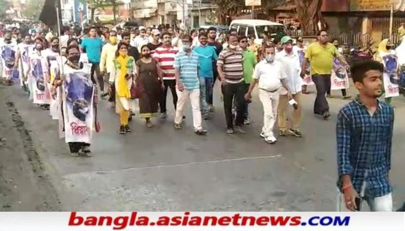 <p>দুপুর ৩টে থেকে বিকেল ৫টা পর্যন্ত মুখে কালো কাপড় বেঁধে এবং হাতে কালো পতাকা নিয়ে মিছিল শুরু করেছেন তৃণমূল নেতা-কর্মীরা।</p>