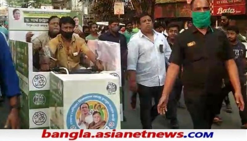 <p> মমতার উপর 'হামলার' প্রতিবাদে শুক্রবার দুপুর থেকে রাজ্য জুড়ে শুরু তৃণমূলের 'মৌন মিছিল'। </p>