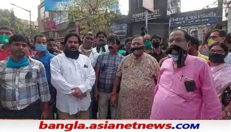 <p> এদিন বেহালা ম্যানটন থেকে মমতা বন্দ্য়োপাধ্য়ায়ের উপর আক্রমণের প্রতিবাদে পার্থ চট্টোপাধ্যায়ের নেতৃত্বে তৃণমূল সমর্থকরা মুখে কালো কাপড় বেঁধে একটি ধিক্কার মিছিল করে। </p>