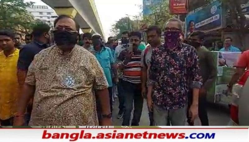 <p>পাশাপাশি, মমতার অসুস্থতার জন্য শনি-রবিবার তাঁর রাজনৈতিক কর্মসূচি স্থগিত করল তৃণমূল। সোমবার জেলা সফর শুরু করবেন দলনেত্রী। নন্দীগ্রামে আহত হওয়ার পর মমতার স্বাস্থ্য নিয়ে উদ্বিগ্ন ছিলেন তৃণমূল কর্মী সমর্থকেরা। </p>