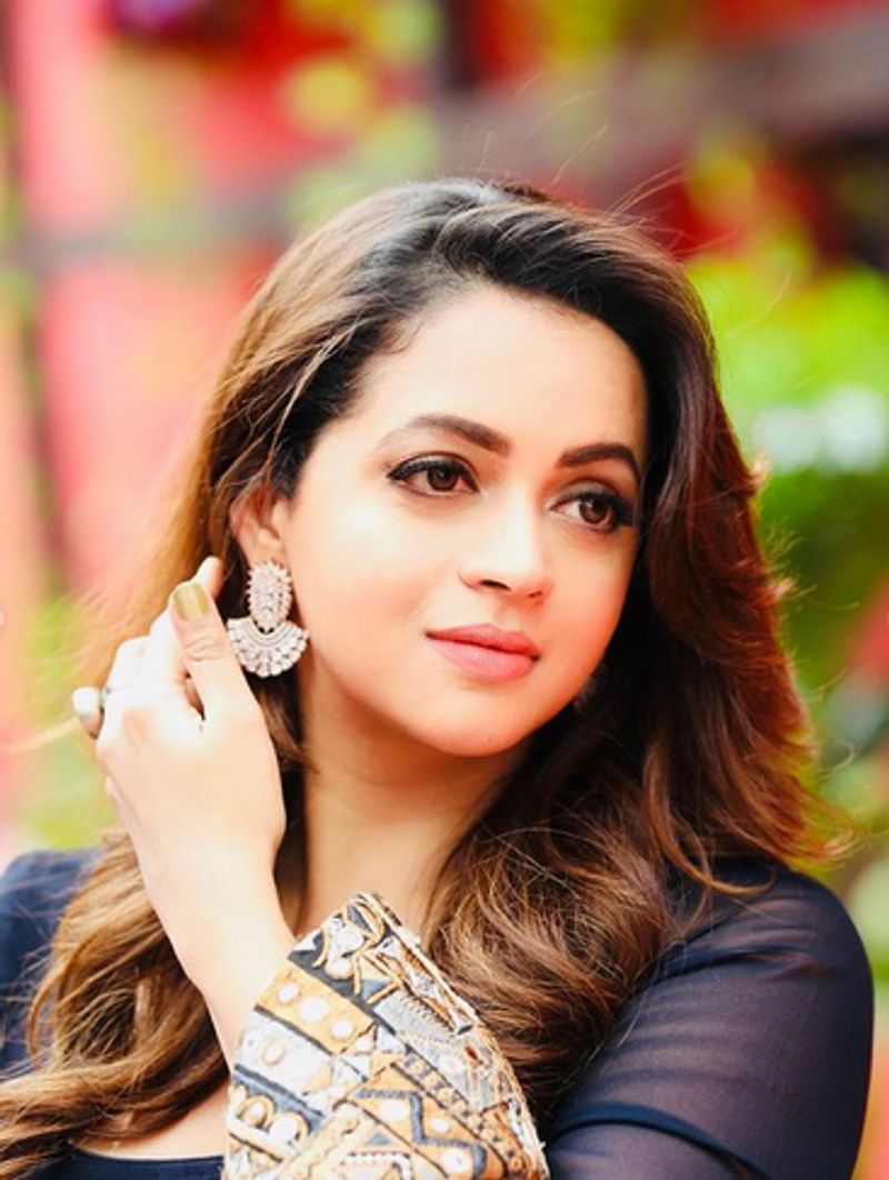 സിനിമയുടെ വിജയം സൂചിപ്പിച്ച് രംഗത്ത് ഫോട്ടോകള് ഭാവന ഷെയര് ചെയ്തിരിക്കുകയാണ്.