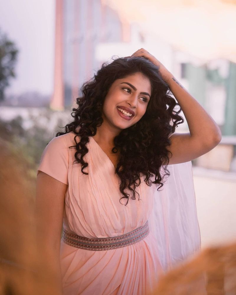 ఓవర్ ఎక్స్ పోజింగ్తో కాకుండా కాస్త ఆరోగ్యకరమైన అందమైన ఫోటోలతో నెటిజన్లని ఆకర్షిస్తుందీ బ్యూటీ.