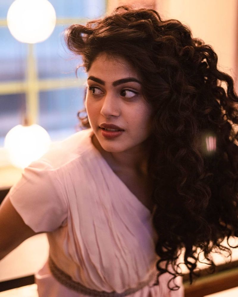 ఆకట్టుకుంటున్న ఫరియా అబ్దుల్లా గ్లామర్ ఫోటోలు.