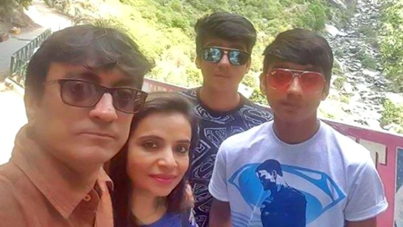 अमित भट्ट के दो बेटे हैं जो कि ट्विन्स हैं। आपको ये जानकर हैरानी होगी कि अमित के बेटों ने तारक मेहता शो में काम किया है। दरअसल, उन्होंने पिता के शो में एक एपिसोड के लिए छोटा-सा किरदार निभाया था। कुछ महीनों पहले इस एपिसोड का वीडियो सोशल मीडिया पर वायरल भी हुआ था। 