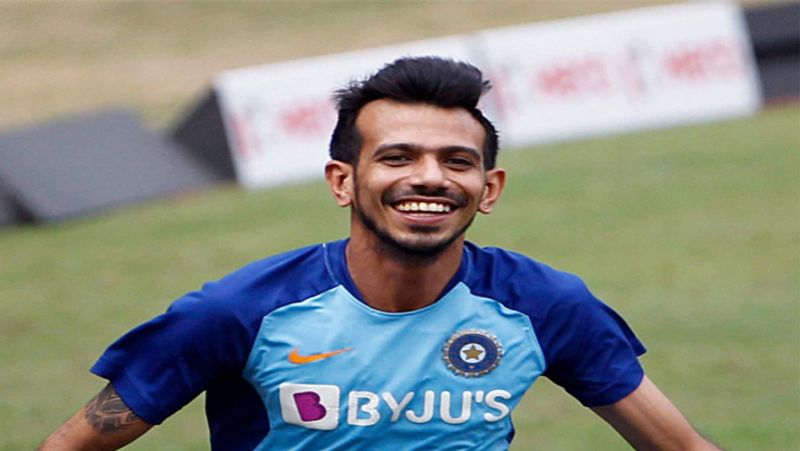 <p>এবার ইংল্য়ান্ডের বিরুদ্ধে টি২০ সিরিজ থেকে ফের ভারতীয় দলের জার্সিতে ফিরলেন যুজবেন্দ্র চাহল। প্রথম ম্য়াচে দল হারলেও নয়া রেকর্ড কিন্তু গড়ে ফেলেছেন চাহল।<br />
</p>