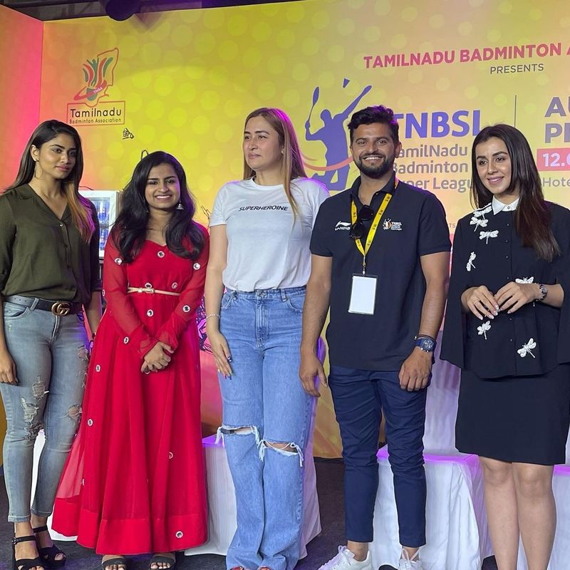 அதே போல் பிரபல முன்னணி நடிகை நிக்கி கல்ராணி மற்றும் விஜய் டிவி சூப்பர் ஹிட் நிகழ்ச்சிகளில் ஒன்றான குக் வித் கோமாளி புகழ், 'ஷிவாங்கி' கலந்துகொண்டுள்ளார்.