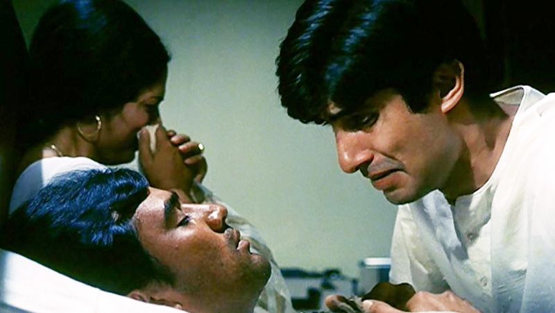 फिल्म आनंद ने अमिताभ बच्चन को भी इंडस्ट्री में स्थापित करने का काम किया। तब वह फिल्म गुड्डी में भी छोटा सा रोल कर रहे थे और ऋषि दा ने उन्हें फिल्म से निकाल दिया था। अमिताभ पहले तो नाराज हुए लेकिन बाद में उन्हें आनंद के किरदार की गहराई समझ आई।