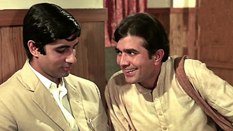 अमिताभ ने बताया था- जिस दिन फिल्म आनंद रिलीज हुई तो मैं दोपहर इरला के एक पेट्रोल पंप पर पेट्रोल डलवाने चला गया। मुझे देखना था कि कोई मुझे पहचानता है कि नहीं। वही हुआ जिसका डर था। मैं पेट्रोल भरवाकर चला आया। किसी ने पहचाना नहीं। फिर शाम को मेरा मन नहीं माना तो मैं फिर चला गया पेट्रोल डलवाने का बहाना करके। इस बार लोगों ने इशारे करने शुरू कर दिए। ये वही है बाबू मोशाय! और ऐसे आम लोगों के बीच मेरी पहली पहचान बनी थी।
