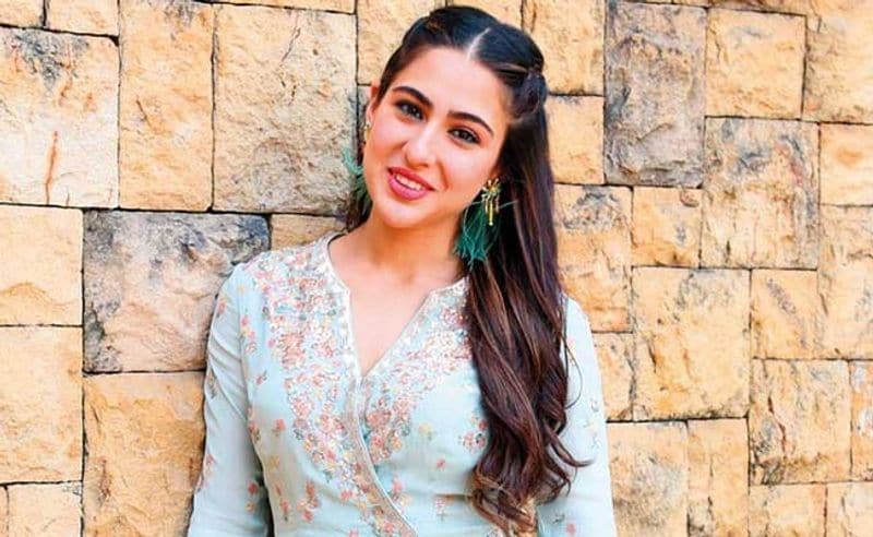 బాలీవుడ్ నటుడు సైఫ్ అలీ ఖాన్, నటి అమృత సింగ్ పెద్ద కుమార్తె సారా అలీ ఖాన్. అమీర్ ఖాన్ చాలా చిన్న వయస్సులోనే ఎన్నో విజయవంతమైన చిత్రాలను అందించారు. సారా అలీ ఖాన్ 96 కిలోల బరువు ఉన్నప్పుడూ వ్యాయామం, జిమ్, వర్క్ ఔట్స్ ద్వారా ఆమె తన బరువును దాదాపు 40 కిలోలకు పైగా తగ్గించింది.