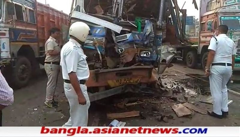 <p>শনিবার সকালে দ্বিতীয় হুগলি সেতুর টোল প্লাজার কাছে বড়সড় দুর্ঘটনা। চারটি গাড়ির সংঘর্ষে আহত কমপক্ষে ৮ জন। এদের মধ্যে ২ জনের অবস্থা আশঙ্কাজনক। </p>