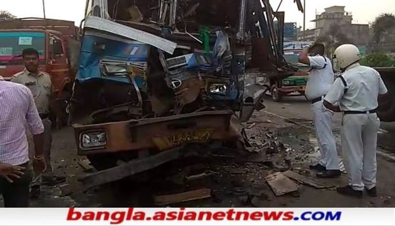 <p> প্রাথমিক তদন্তে পুলিশের অনুমান, পিছনের লরিটি ব্রেক ফেল করায় দুর্ঘটনা ঘটেছে।</p>
<p> </p>