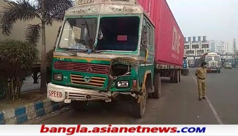 <p>পুলিশ সূত্রে খবর, নিউ আলিপুর থেকে ছোট ট্যুরিস্ট বাসে করে চড়ে তাজপুর যাচ্ছিলেন ওই জনাদশেক পর্যটক। </p>