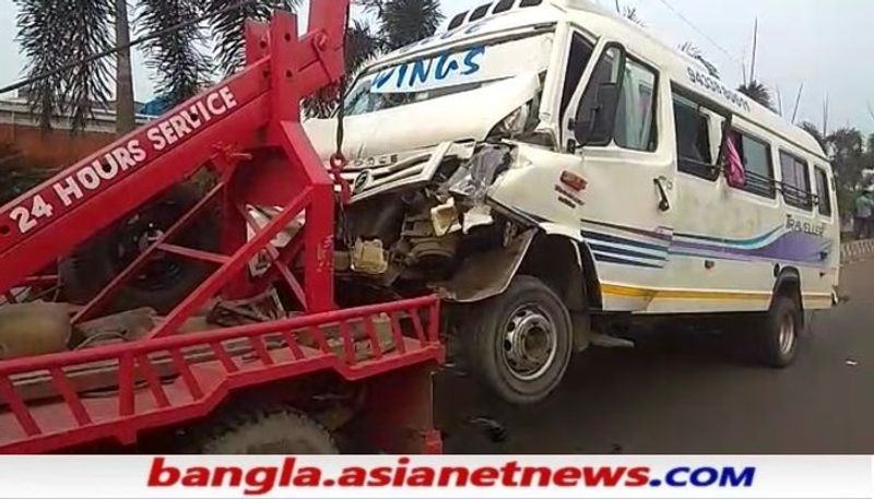 <p>টোল প্লাজার কাছে বাসটি দাঁড়িয়েছিল। একদম পিছনে থাকা একটি লরি, সামনে দাঁড়ানো একটি লরিকে ধাক্কা মারে। যার জেরে ক্রমাণ্বয়ে দ্বিতীয় লরিটি , সামনে থাকা গাড়িটিকে ধাক্কা মারায় সেটি ধাক্কা মারে বাসে। </p>