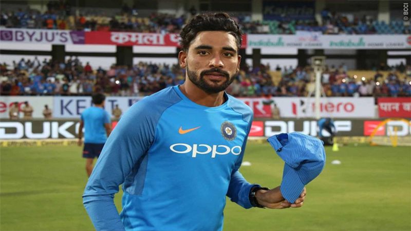 అన్ని ఫార్మాట్లలో సిరాజ్ చాలా చక్కని బౌలర్. అతనిలో ప్రతిభకి కానీ, వేరియేషన్స్ చూపించడంలో కానీ ఎలాంటి లోటు లేదు... స్కిల్ పరంగా చూస్తే బుమ్రా కంటే సిరాజ్ ముందుంటాడు...