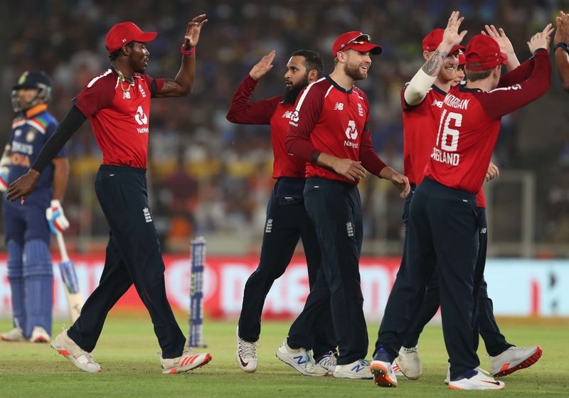 <p>বোলিং অ্যাটাকেও দ্বিতীয় ম্যাচে আর্চার ও স্যাম কুরান ছাড়া কেউ দাগ কাটতে পারেনি। ফলে বোলিং লাইনআপে বেশ কিছু পরিবর্তন করতে পারে ব্রিটিশ লায়ন্সরা। মার্ক উট ও মঈন আলি ফিরতে পারেন দলি।</p>