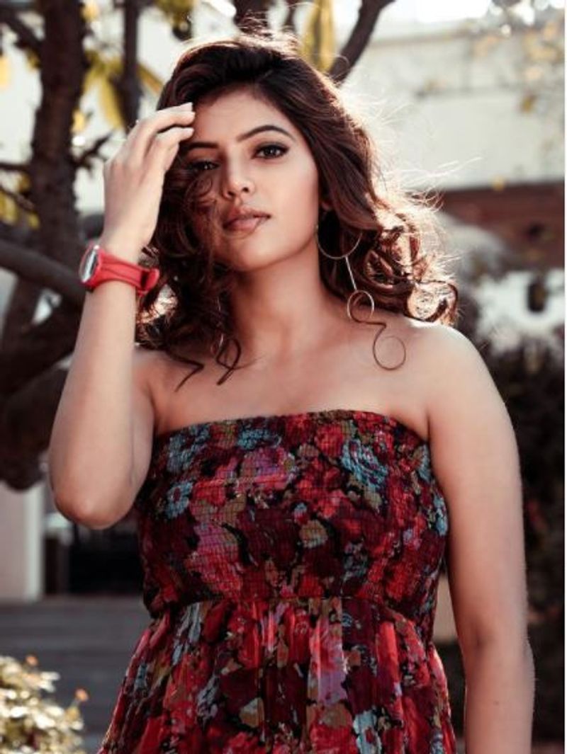 ‘நாடோடிகள் 2’, ‘ஏமாளி’, ‘அடுத்த சாட்டை’ போன்ற படங்களில் அதுல்யாவின் நடிப்பு தனியாக தெரியவே ரசிகர்களின் நெஞ்சைக் கவர ஆரம்பித்தார்.