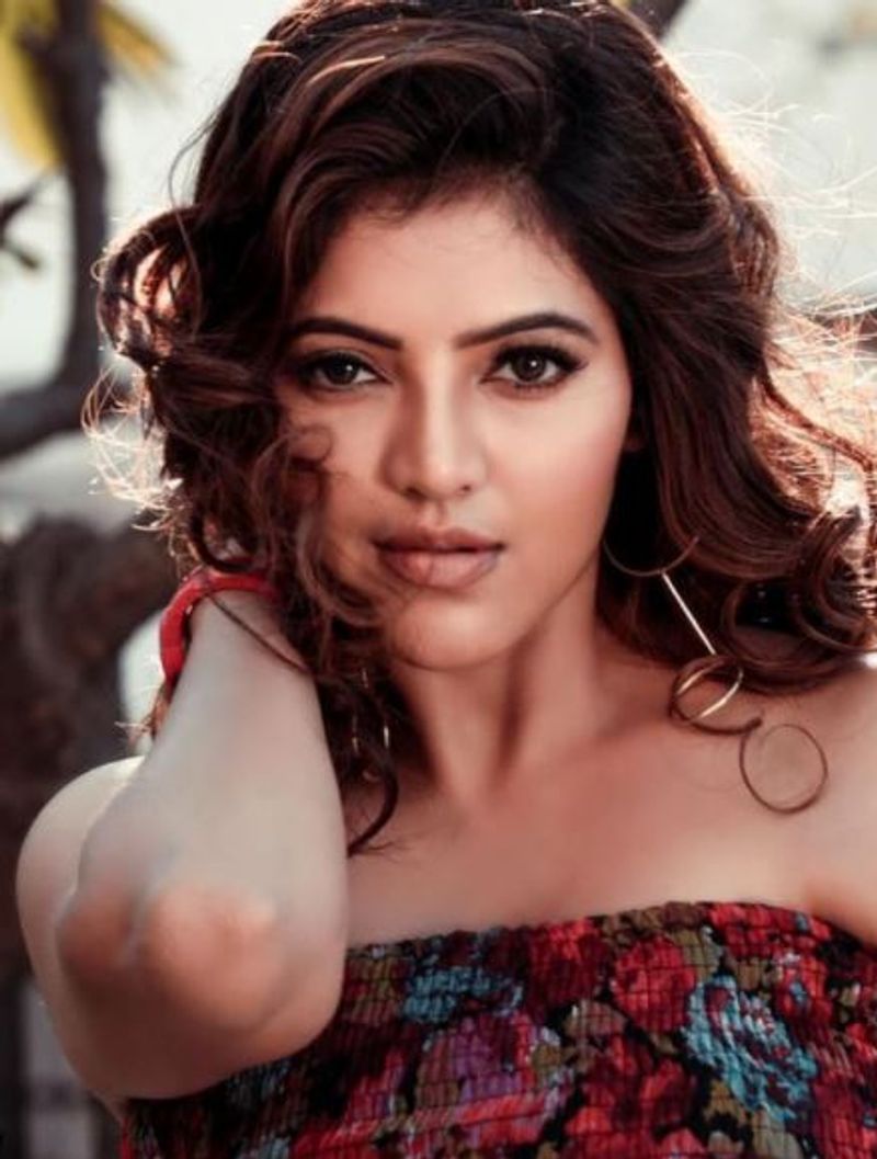 அதுல்யாவிற்கு தற்போது அடுத்தடுத்து பட வாய்ப்புகள் குவிந்து வரும் நிலையில் கவர்ச்சி பக்கம் திரும்பியுள்ளது பல ரசிகர்களை சற்றே அதிர்ச்சியிலும் ஆழ்த்தியுள்ளது. கிளாமர் லுக்கில் கிக்கேற்றும் அதுல்யா ரவியின் இந்த போட்டோஸ் தற்போது சோசியல் மீடியாவில் வைரலாகி வருகிறது.