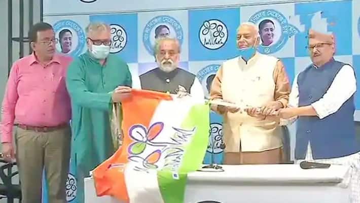 Ex BJP leader Yashwant Sinha joins Trinamool Congress-dbr Ex BJP leader Yashwant Sinha joins Trinamool Congress-dbr