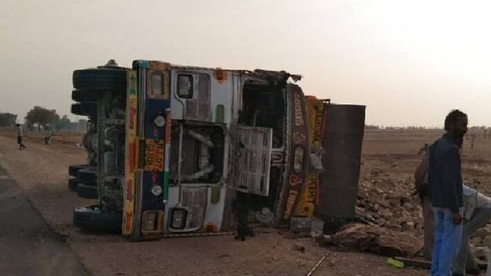 Truck Overturns, People Loot Phones, Tvs worth rs.70 lakhs in Maharastra Truck Overturns, People Loot Phones, Tvs worth rs.70 lakhs in Maharastra