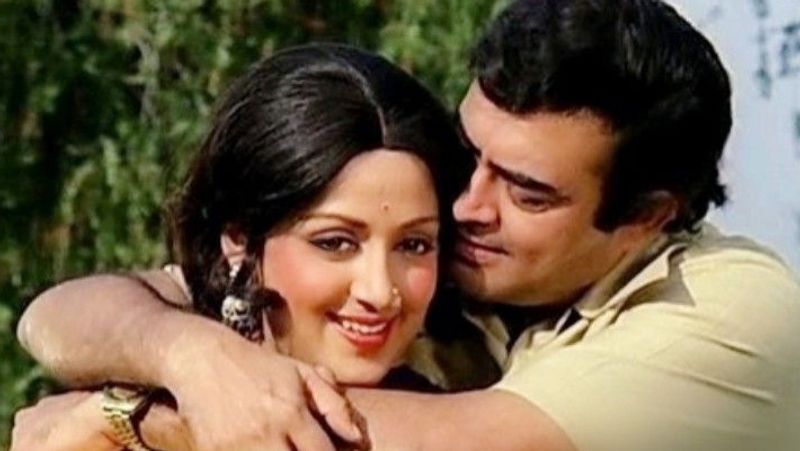 सिर्फ राजकुमार ही नहीं बल्कि इसके बाद संजीव कुमार भी हेमा को दिल दे बैठे थे और शादी के लिए प्रपोजल तक दे दिया था। लेकिन हेमा ने उसे भी ठुकरा दिया क्योंकि उस वक्त वो धर्मेंद्र के साथ प्यार में थी और उन्हीं के साथ शादी भी करना चाहती थी। 