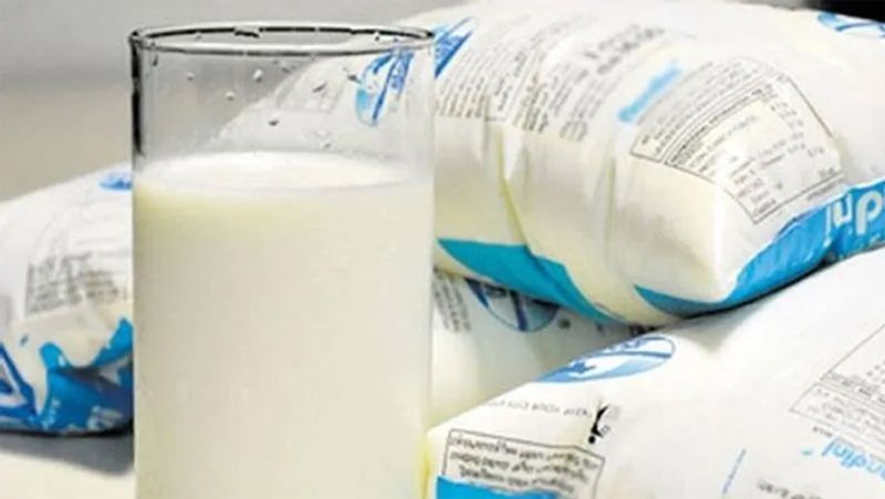 डेयरी उत्पाद (dairy product)
स्वस्थ त्वचा के लिए संतुलित खाना सबसे अच्छा तरीका है। कम वसा वाले डेयरी उत्पाद में विटामिन ए होता है, जो स्वस्थ त्वचा के सबसे महत्वपूर्ण घटकों में से एक है। डेयरी उत्पाद आपके चेहरे के मुंहासों को हटाने के लिए मददगार होता है। 