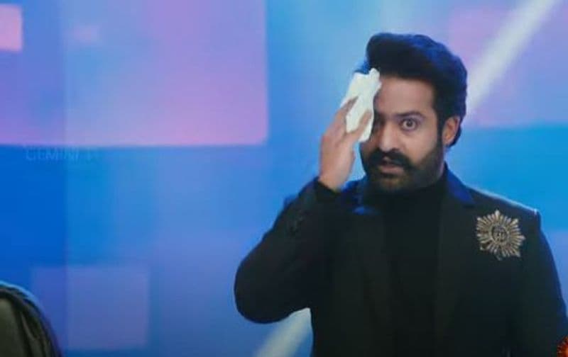 ఎన్నడూ లేని విధంగా ఎవరు మీలో కోటీశ్వరులు ప్రోగ్రాం కోసం ఎన్టీఆర్ ఎపిసోడ్ కి కోటి తీసుకుంటున్నారట. ఈ సీజన్లో మొత్తం 30 ఎపిసోడ్స్ ఉండగా... ఎపిసోడ్ కి కోటి చొప్పున రూ. 30కోట్ల పారితోషికం అందుకుంటున్నారట.