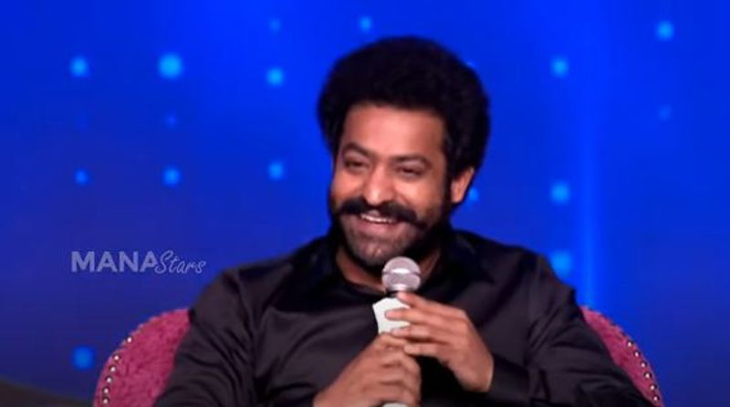 సోషల్ మీడియాపై స్పందిస్తూ, తనకి సోషల్ మీడియాలో ఉండటం ఇష్టం ఉండదని, ఒక కల్పిత ప్రపంచంలో ఉండలేనని చెప్పారు. అదే సమయంలో ఫ్యాన్స్ ఏం కోరుకుంటున్నాను, ఏం జరుగుతుందనేది నాకు అప్డేట్ ఇచ్చేందుకు కొంత మంది తనతో ఉన్నారని, వారికి థ్యాంక్స్ చెప్పారు. మూడేళ్లుగా సోషల్ మీడియాలో కనిపించకపోవడానికి `ఆర్ఆర్ఆర్` కారణమన్నారు. సోషల్ మీడియాని మిస్ అవుతున్న ఫీలింగ్ ఏం లేదన్నారు.