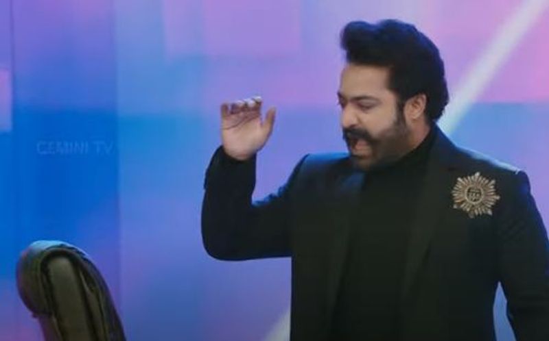 బాధ్యతలను, ఒత్తిళ్లని తీసుకుంటూ ముందుకెళ్లడమే మనిషి లక్షణం. రెండూ ఉండాలి. రెండు ఉంటేనే మన పని సక్రమంగా చేయగలుగుతాం. జీవితంలో ఎదుగుతామని చెప్పారు. మనిషి అసామాన్యుడు అని, వారి పరిస్థితులు, ఫేట్ని బట్టి, నమ్మకాన్ని బట్టి అలా ఉండిపోతారని చెప్పారు.