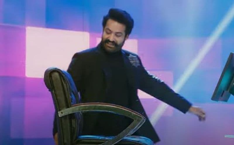 ఫ్యాన్స్ పై స్పందిస్తూ, టీమ్తారక్ పేరుతో తన వంతు కృషి చేస్తున్నానని, కానీ అభిమానులు నాకు చాలా ఎక్కువే చేస్తున్నారని చెప్పారు. ఫ్యాన్స్ కి ఎంత సేవ చేసినా తీరనిది. ఎంత చేసినా సరిపోదు. కాకపోతే అంతా కాలర్ ఎగిరేలా చేస్తానని చెప్పారు. సేవ అనేది ఎన్టీఆర్ అభిమానిగా కాదు, మనుషులుగా సేవ చేస్తే బాగుంటుందని చెప్పారు.