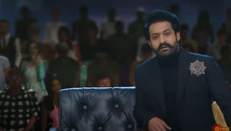 హాట్ సీట్పై కూర్చొవడం చదువుకున్నవాళ్లు మాత్రమేగానీ, ఇంటలిజెన్స్ వాళ్లు మాత్రమే ఆడే గేమ్ కాదు. చదువు ఎంత ముఖ్యమో, చదువు కంటే ముఖ్యమైనది నాలెడ్జ్ అన్నారు. ఇది ఏ స్కూల్, కాలేజ్లో నేర్చించదు. జీవితంలో అనుభవాలను బట్టి నాలెడ్జ్ వస్తుందన్నారు.