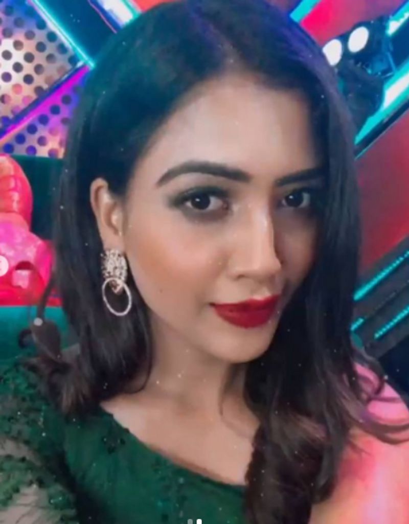 ಸೂಪರ್ ಆಗಿ ರೆಡಿಯಾಗಿ ಡಿನ್ನರ್ಗೆ ಬರೋ ವರುಧಿನಿ ತನ್ನ ಅಲಂಕಾರದ ಬಗ್ಗೆಯೂ ಕೇರ್ ಮಾಡುತ್ತಾಳೆ.