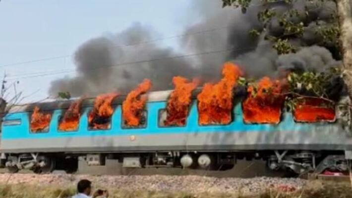 Dehradun Delhi Shatabdi Express caught fire due to short circuit kpn Dehradun Delhi Shatabdi Express caught fire due to short circuit kpn