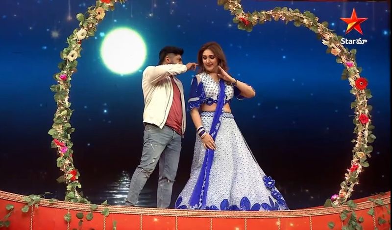 షోకి పాపులారిటీ తేవడం కోసం బిగ్ బాస్ కంటెస్టెంట్స్ అరియనా, ఆషురెడ్డి వంటి యాంకర్స్ , యూట్యూబ్ సెలెబ్రిటీలను వాడుకుంటున్నారు.
