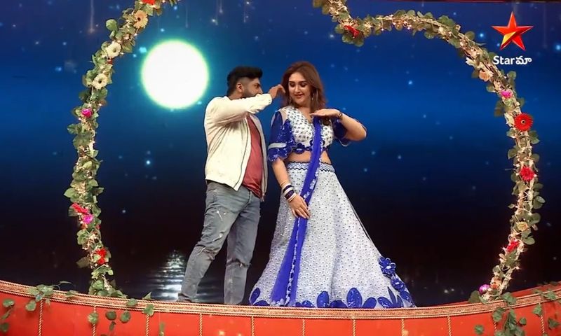 తాజాగా ఉప్పెన చిత్రంలోని రొమాంటిక్ సాంగ్ జల జల జలపాతం సాంగ్ కి శేఖర్ మాస్టర్ తో కలిసి హాట్ రొమాన్స్ చేశారు.