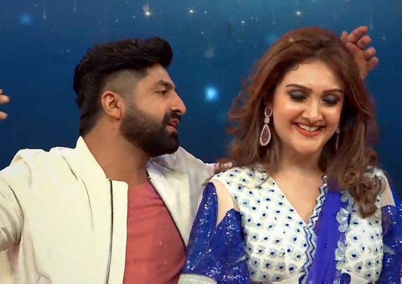షోలో పాల్గొన్న మిగతా కంటెస్టెంట్స్ వేదికపై శేఖర్ మాస్టర్, శ్రీదేవి రొమాన్స్ చూస్తూ అలా ఉండిపోయారు.