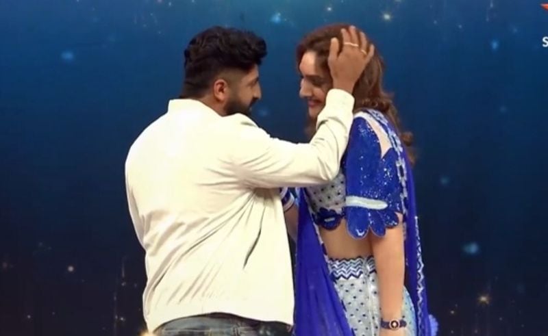 ఈ క్యూట్ హీరోయిన్ కామెడీ స్టార్స్ ప్రోగ్రాం లో మాత్రం తన గత ఇమేజ్ కి భిన్నంగా రెచ్చిపోతున్నారు. ఇంట్రో సాంగ్స్ లో హాట్ స్టెప్స్ తో బుల్లితెర ప్రేక్షకులకు మజా పంచుతున్నారు.