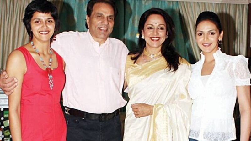 हेमा के परिवार में एक अहाना ही है जो लाइमलाइट से हमेशा दूर रही और अभी तक दूर ही है। बुक में अहाना ने बताया- मैं क्यों लोगों से बात करूं या खबरों में बनी रहूं, इसलिए कि हेमा मालिनी और धर्मेंद्र की बेटी हूं। यह सब मुझे बहुत खराब लगता था।
