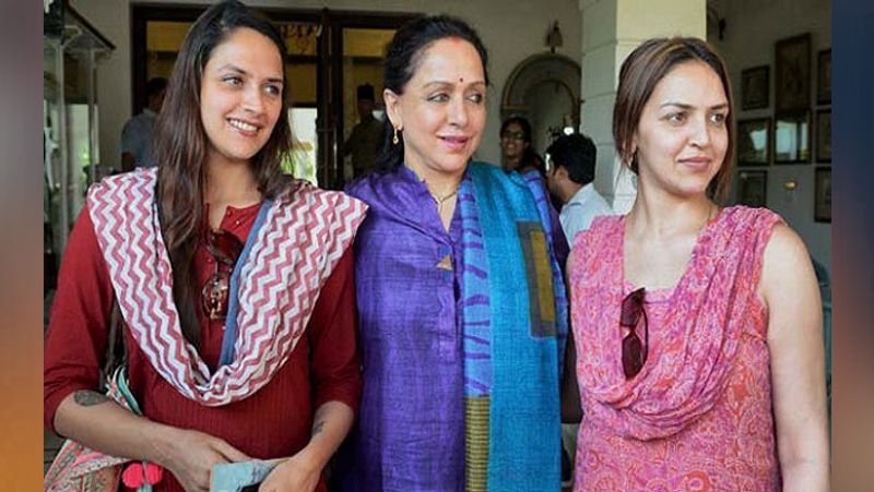 अहाना ने बताया- जब बर्दाश्त के बाहर हो गया तो एक दिन मैंने मम्मी से पूछा। मैंने मम्मी से पूछा कि आखिर क्यों पापा हमारे साथ नहीं रहते हैं। और सनी भैया और बॉबी भैया हमारे किस तरह के रिश्तेदार है। लेकिन मम्मा मुझे कुछ अच्छी और खुश करने वाली कहानियां सुनाकर मेरा ध्यान उस ओर से हटाने की कोशिश करती थी। 