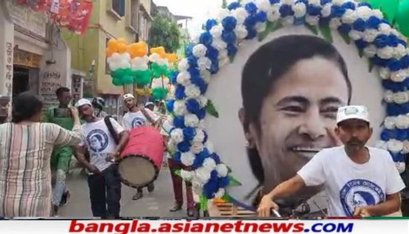 <p>অন্যান্য প্রার্থীদের মতো পায়ে হেঁটে বাঁ হুড খোলা গাড়িতে প্রচার না করে, গরুর গাড়ি সাজিয়ে প্রচারে নামলেন তিনি।<br />
</p>