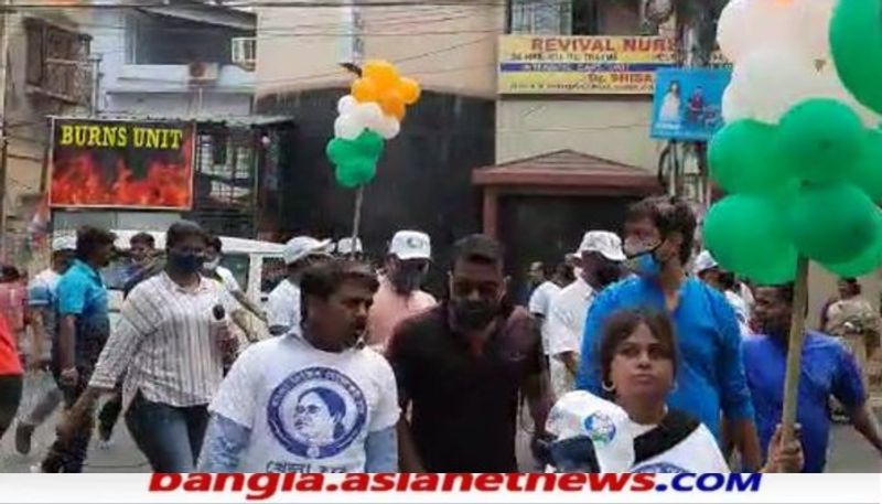 <p>'সাধারণ মানুষকে আবার গরুর গাড়িতেই চাপতে হবে। তাই জনগণকে সচেতন ও সাবধান করতে চাইছি', ভোটের দোরগড়ায় দাঁড়িয়ে জ্বালানীর দামকে প্রচারের হাতিয়ার বানালেন এদিন জাভেদ।<br />
</p>
