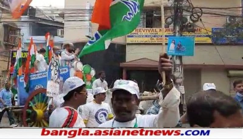 <p><br />
বলাই বাহুল্য ভোটের আগে জ্বালানির মূল্যবৃদ্ধির জেরে মমতার পথেই দেখানো পথেই প্রতিবাদ এবং সঙ্গে ভোটের অভিনব প্রচারটাও সেরে ফেললেন কসবার তৃণমূল প্রার্থী জাভেদ খান।</p>