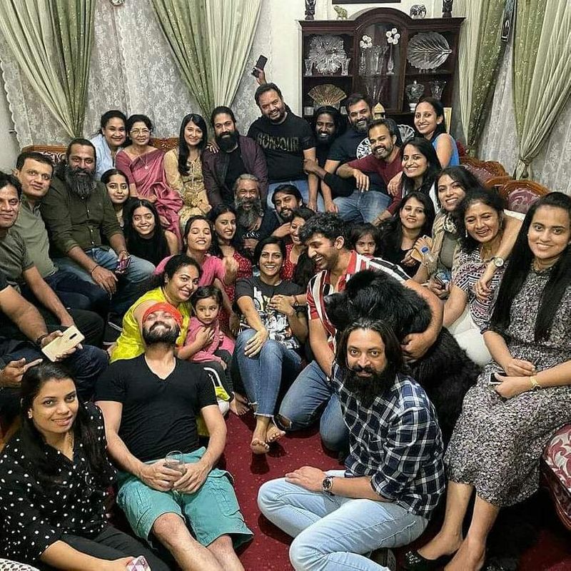 <p>ಕೆಜಿಎಫ್ ಶುರುವಾದಾಗಿಂದ ಕೆಜಿಎಫ್ ಪಾರ್ಟ್ 2 ಮುಗಿಯೋ ತನಕ ಜೊತೆಗಿದ್ದವರೆಲ್ಲಾ ಒಂದೆಡೆ ಸೇರಿ ಪಾರ್ಟಿ ಮಾಡಿದ್ದಾರೆ.</p>