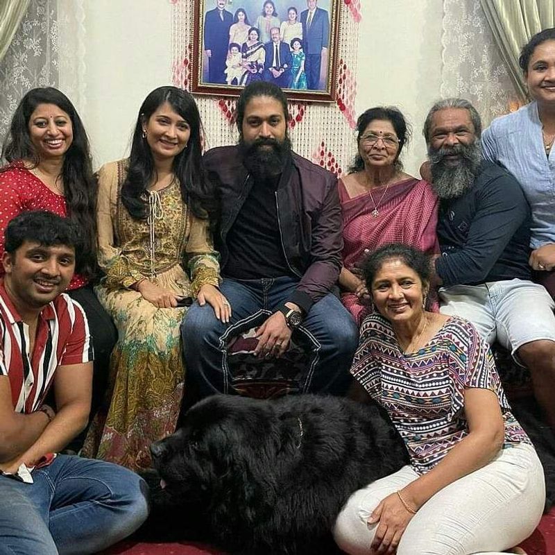 <p>ಗೆಟ್ ಟುಗೆದರ್ ಪಾರ್ಟಿಯಲ್ಲಿ ನಟ ಯಶ್ ಕುಟುಂಬ, ಪ್ರಸಾಂತ್ ನೀಲ್ ಫ್ಯಾಮಿಲಿ, ನಿರ್ಮಾಪಕ ವಿಜಯ್ ಕಿರಗಂದೂರು ಕುಟುಂಬ ಭಾಗವಹಿಸಿತ್ತು</p>