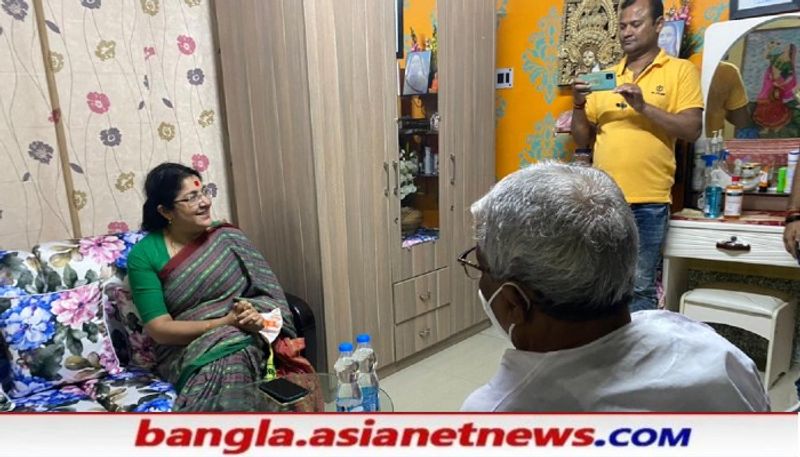 <p>আর সেই মোদীর সভার আমন্ত্রন পত্র দিতেই শিশির অধিকারীর বাড়িতে এলেন বিজেপি সাংসদ লকেট চট্টোপাধ্য়ায়।</p>