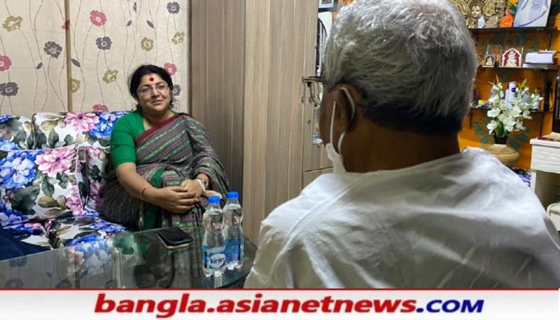 <p> এদিকে শনিবার দুপুরে কাঁথির তৃণমূল কংগ্রেস সাংসদ বাড়িতে নেত্রীর যাওয়া নিয়ে রাজ্য-রাজনীতিতে জল্পনা তুঙ্গে। যদিও জল্পনা এড়িয়ে লকেটের দাবি এটা নেহাতই 'সৌজন্য সাক্ষাৎ।'</p>