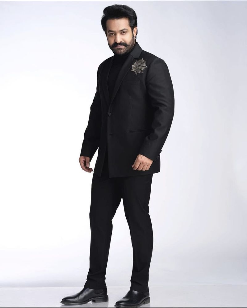 దాదాపు నాలుగేళ్ళ విరామం తరువాత ఎవరు మీలో కోటీశ్వరులు షోతో బుల్లితెర ప్రేక్షకులను పలకరించనున్నాడు ఎన్టీఆర్. జెమినీ టీవీలో ప్రసారం కానున్న ఈ షో త్వరలో మొదలుకానుంది.