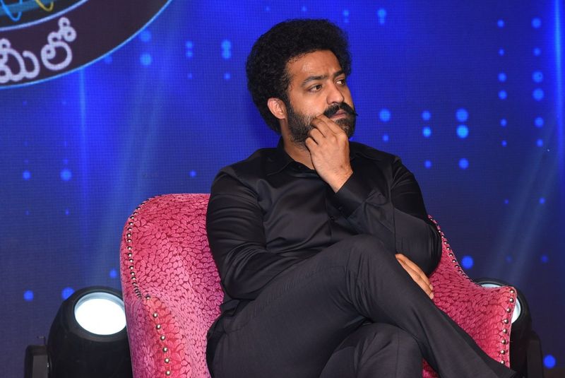 వరుస విజయాలతో హీరోగా బిజీగా ఉన్న ఎన్టీఆర్... అప్పుడే రాజకీయాలలోకి రాకపోవచ్చు. ఆయన డై హార్ట్ అభిమానులు మాత్రం టీడీపీ పగ్గాలు చేపట్టాలని అడుగుతున్నారు. ఈ విషయం బాబుకు మింగుడు పడడం లేదు.