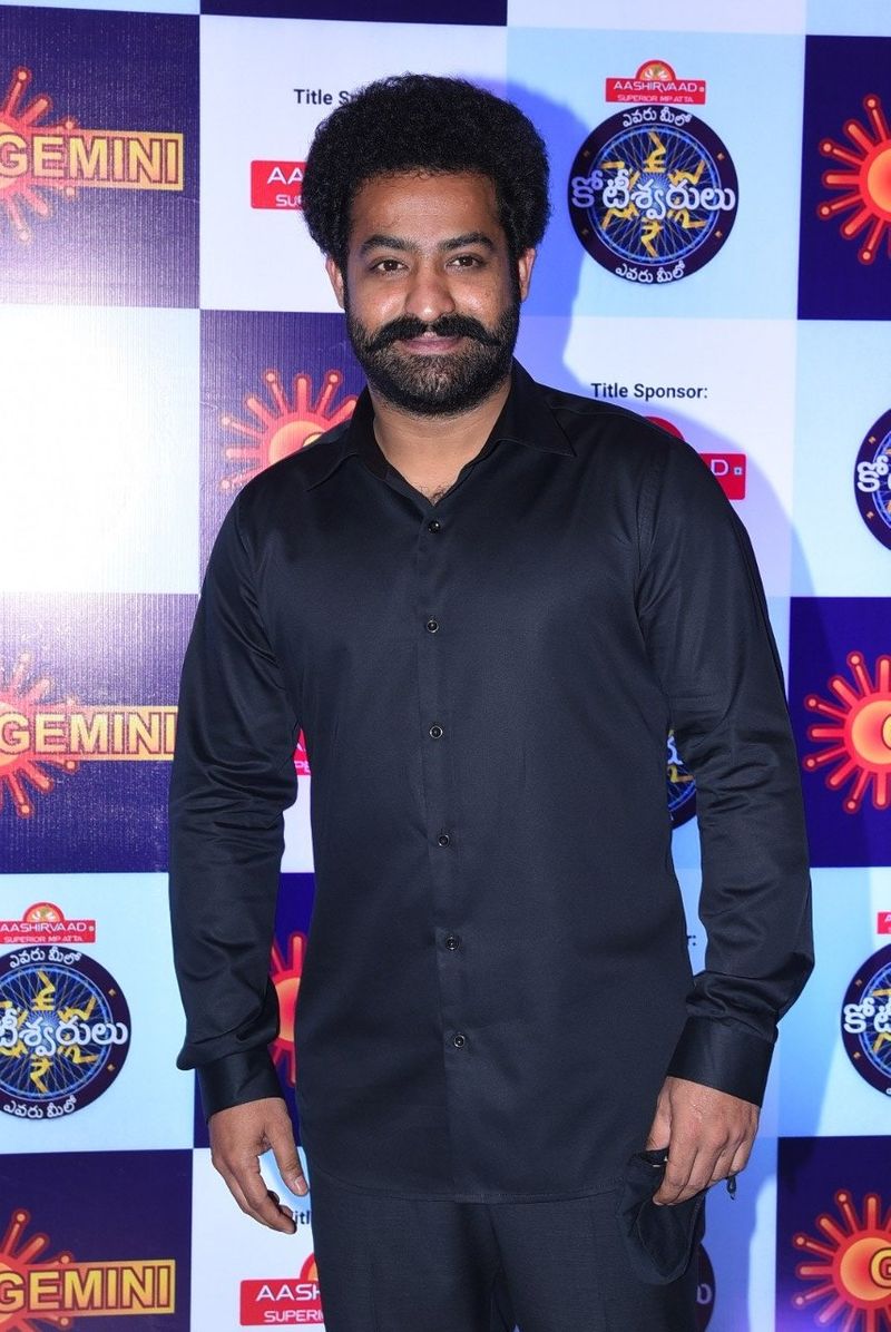 ఇక ఎవరు మీలో కోటీశ్వరులు ప్రోగ్రాం ప్రోమోలో ఎన్టీఆర్ తన రాయల్ లుక్, మాటల మాయాజాలంతో కట్టిపడేశారు. ప్రోమోతోనే ఈ షోపై ఎన్టీఆర్ అంచనాలు మరో స్థాయికి తీసుకెళ్లారు.