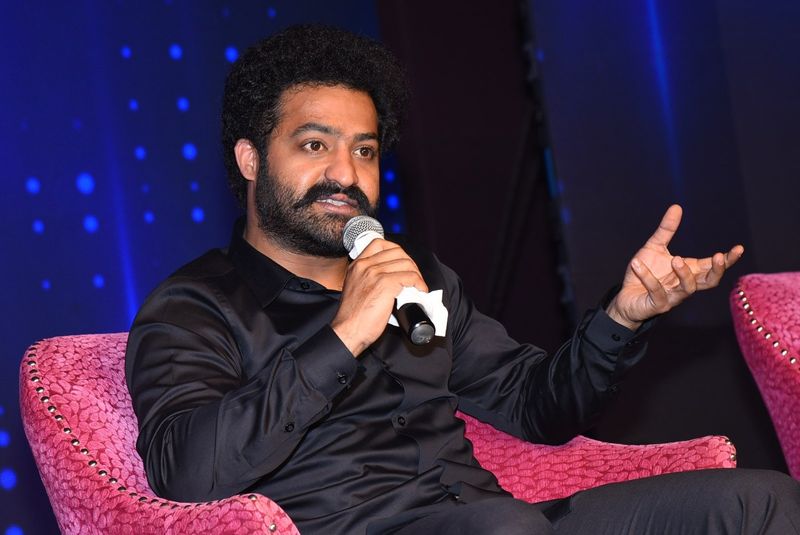 అయితే ఇటీవల ఎన్టీఆర్ తన రాజకీయ ప్రవేశంపై పెదవి విప్పారు. మీడియా గట్టిగా అడగడంతో ఇది సమయం, సందర్భం కాదు... తర్వాత మాట్లాడతా అంటూ, తెలివైన సమాధానం చెప్పారు.