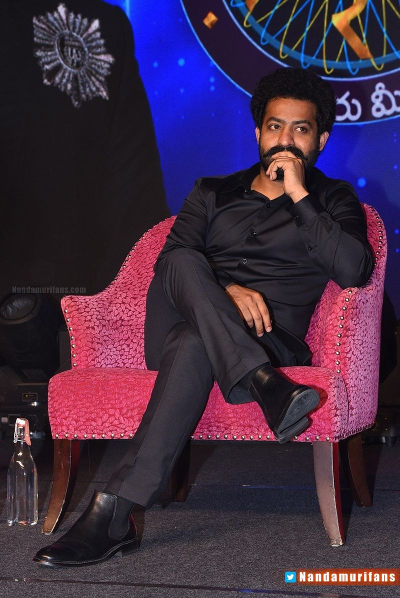 ఆడవాళ్లకు ఎన్టీఆర్ ఇచ్చే గౌరవాన్ని, మర్యాదను మరో ట్వీట్డ లో ప్రస్తావించారు. 'ఆడవారిని అమ్మా అని పిలిచే మీ సంస్కారానికి నా జీవితాంతం మీకు అభిమానిగా ఉంటాను సార్' అని ఆయన గురించి గొప్పగా ఫీలయ్యారు.